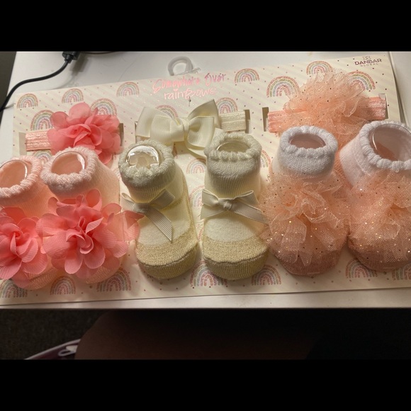 Danbar Global somewhere Over rainbows 0-12 never used, come with 3 pairs of sock - Picture 2 of 2